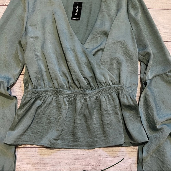 EXPRESS Cascading Sleeve Surplice Top - Picture 3 of 16